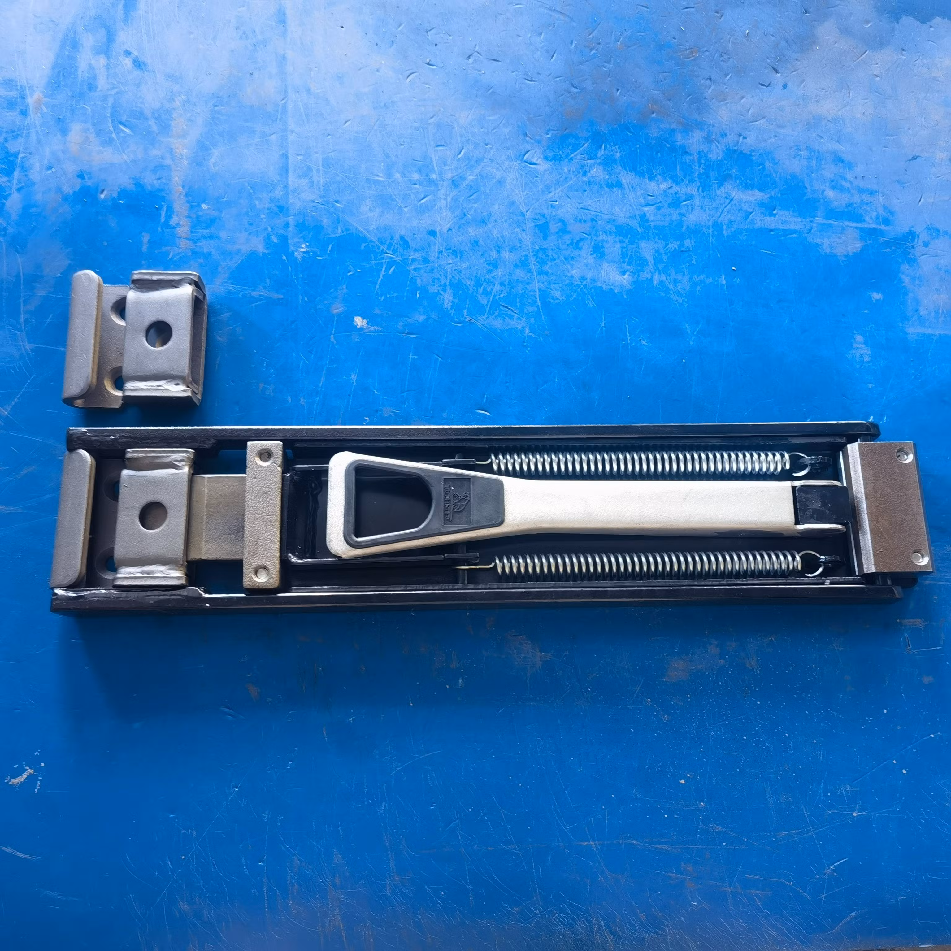Custom Truck Body Parts Sheet Metal Fabrication for Refrigerated Truck Trailer Rear Door Lock